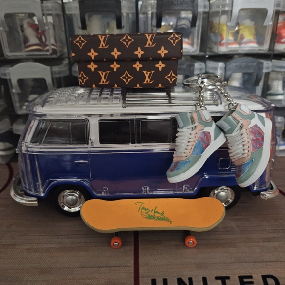 Fashion pair of mini sneakers keychain. - Picture 7 of 8